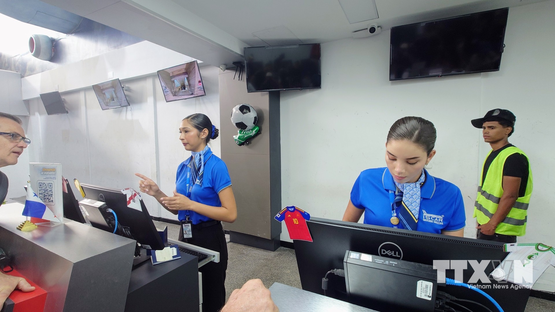Quầy làm thủ tục lên máy bay kiểm tra thông tin khách hàng qua công nghệ QR code tại Sân bay quốc tế Arturo Michelena, bang Carabobo, Venezuela. (Ảnh: Phi Hùng/TTXVN)